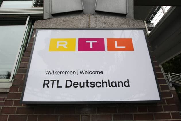 Am Verlagshaus von Gruner + Jahr am Baumwall hängen nun Schilder mit dem Logo von RTL Deutschland. Zum Jahreswechsel hatte RTL das Kerngeschäft, die Magazinsparte, von Gruner + Jahr übernommen. Beide Unternehmen sind zu einem zusammengewachsen - dem neuen RTL Deutschland. Neustadt Hamburg *** Signs with the RTL Deutschland logo now hang on Gruner Jahrs publishing house on Baumwall At the turn of the year, RTL took over Gruner Jahrs core business, the magazine division Both companies have grown together into one the new RTL Deutschland Neustadt Hamburg