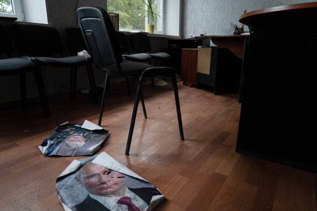 September 26, 2022, Kupiansk, Ukraine: Russian president Vladimir Putinis poster seen damaged on the floor inside a police station in Kupiansk. The police station has been used to detain Ukrainian civilians during the period of Russian occupation. Ukrainian troops have made advancement to the east of the Oskil River in Kupiansk, a city in the Kharkiv region. The Ukrainian armed forces attempt to liberate the town after an almost 7-month occupation by Russia but met with resistance. Kupiansk Ukraine - ZUMAs197 20220926_zaa_s197_358 Copyright: xAshleyxChanx