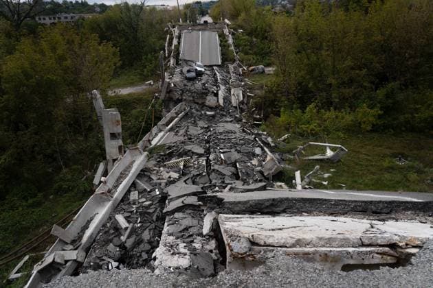 September 26, 2022, Kupiansk, Ukraine: The bridge connecting Kupiansk to Kharkiv is severely destroyed. Ukrainian troops have made advancement to the east of the Oskil River in Kupiansk, a city in the Kharkiv region. The Ukrainian armed forces attempt to liberate the town after an almost 7-month occupation by Russia but met with resistance. Kupiansk Ukraine - ZUMAs197 20220926_zaa_s197_376 Copyright: xAshleyxChanx