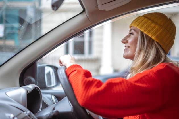 Smiling woman in knit hat driving car model released, Symbolfoto, AMWF00319