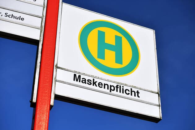 FOTOMONTAGE, Bushaltestellenschild mit Aufschrift Maskenpflicht