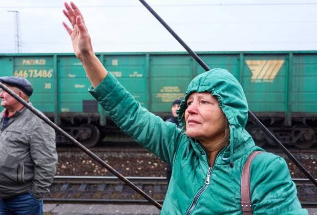 Russia Partial Mobilisation 8284766 27.09.2022 Relatives say goodbye to a man conscripted for military service during partial mobilisation before his leaving for additional training in the town of Shelekhov, Irkutsk region, Russia. Russian President Vladimir Putin on September 21 signed a decree on the partial mobilisation amid the military operation in Ukraine. Kirill Shipitsin Sputnik Irkutsk region Russia  Copyright: xKirillxShipitsinx