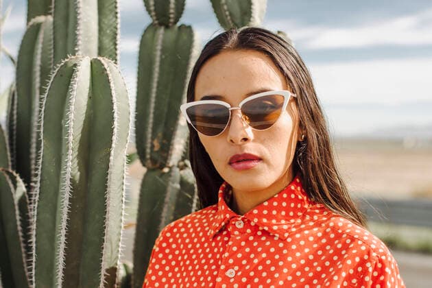 Creative Highlights Symbolbilder Confident young woman with sunglasses standing in front of cactus plant model released, Symbolfoto, EGCF00028