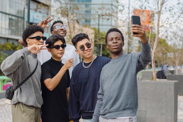 Man taking selfie with friends making peace signs model released, Symbolfoto, EGCF00031