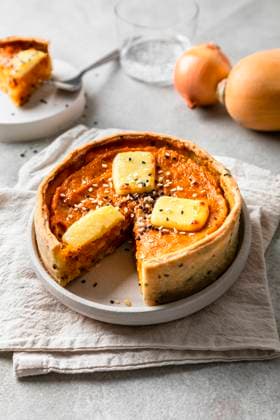 Studio shot of freshly baked butternut squash pie with sesame seeds, FLMF00809