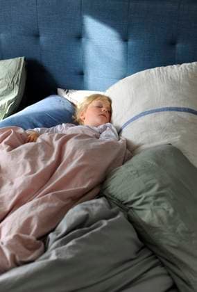 Girl sleeping on bed at home model released, Symbolfoto property released, Hamburg Hamburg Deutschland Altes Land GISF00900