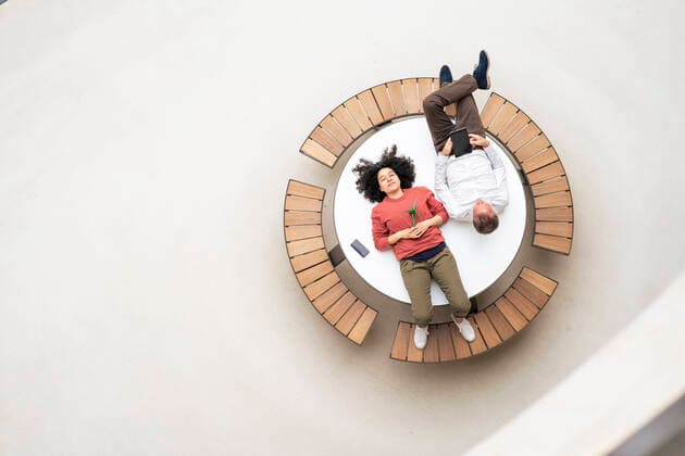 Creative Highlights Symbolbilder Business colleagues resting on table in office lobby model released, Symbolfoto property released, JOSEF12300