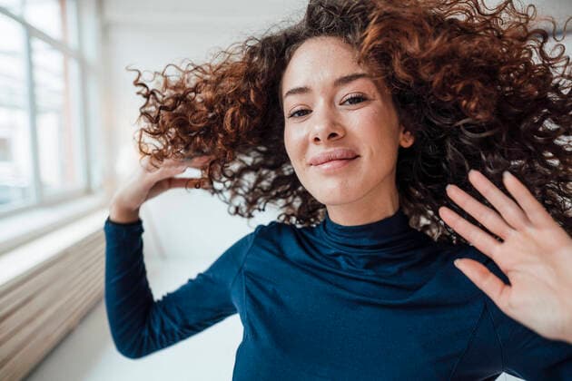 Creative Highlights Symbolbilder Smiling young woman tossing hair model released, Symbolfoto property released, JOSEF12967