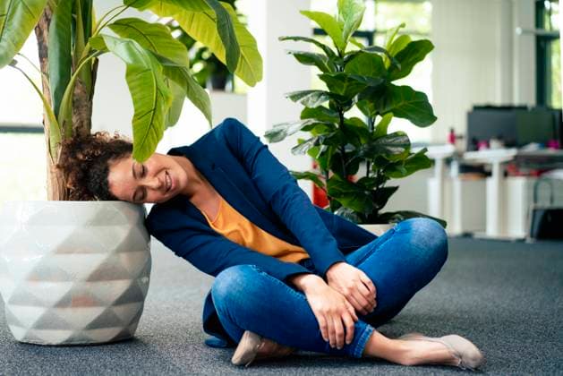 IMAGO Creative: Business - Progressive Geschäftsmodelle Mature businesswoman resting head on potted plant at workplace model released, Symbolfoto property released, JOSEF13137