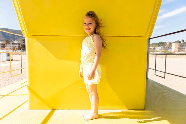 Creative Highlights Symbolbilder Happy girl standing on yellow lifeguard hut at beach model released, Symbolfoto, MEGF00014