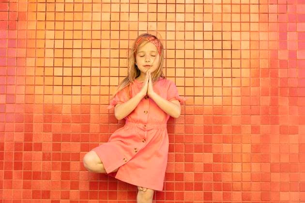 Creative Highlights Symbolbilder Cute girl with hands clasped in front of wall model released, Symbolfoto, MEGF00034