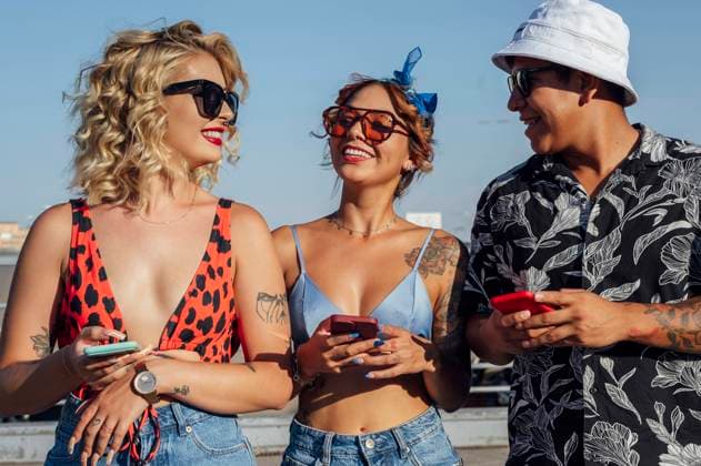Man and women with mobile phones standing together on sunny day model released, Symbolfoto property released, PGF01257