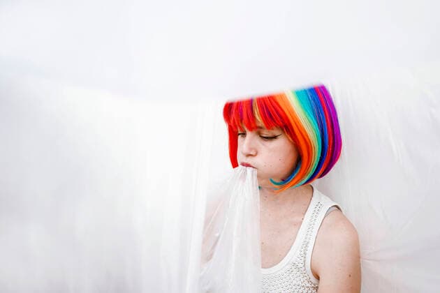Creative Highlights Symbolbilder Sad woman in colorful dyed hair biting plastic model released, Symbolfoto, SVCF00157