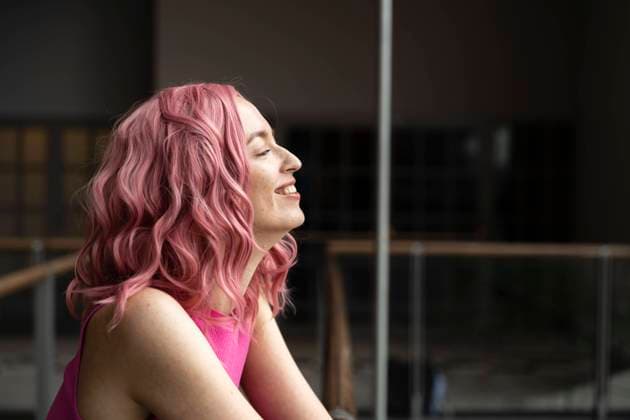 IMAGO Creative, Lifestyle, Barbiecore Happy woman with pink hair model released, Symbolfoto, TOF00009