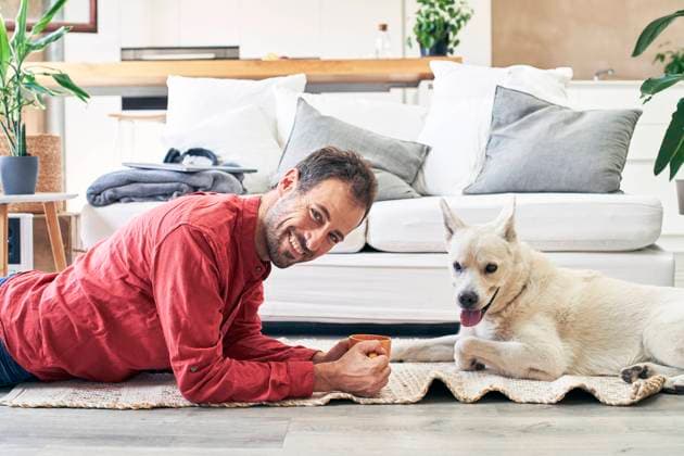 Happy man with coffee cup in front of dog model released, Symbolfoto property released, VEGF05915