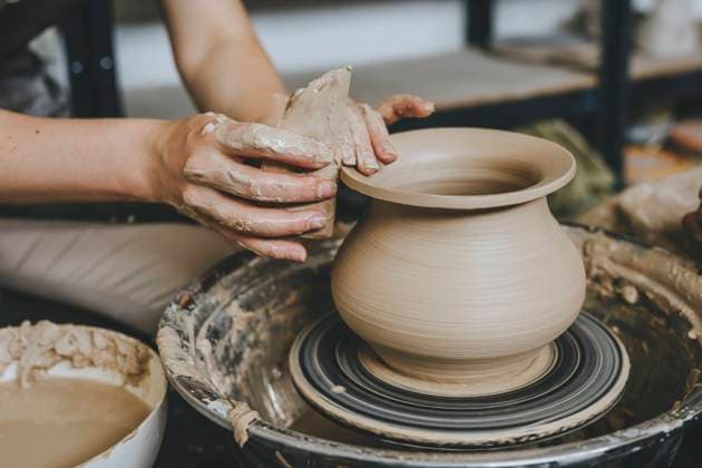 Creative Highlights Symbolbilder Hands of potter molding pot on pottery wheel at workshop model released, Symbolfoto property released, YTF00078