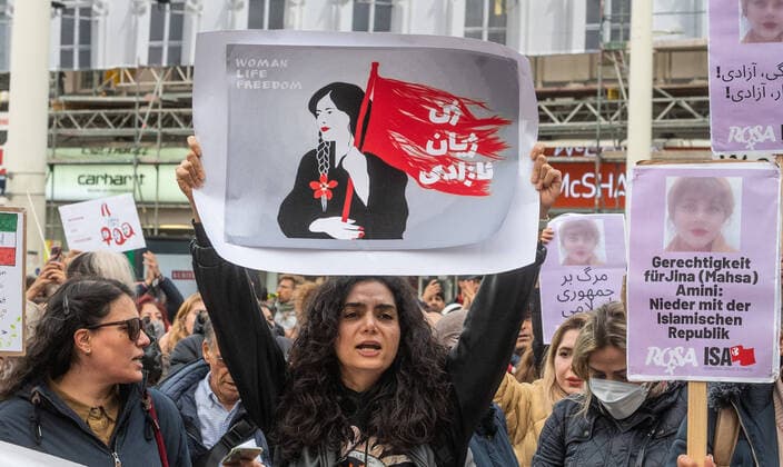 News Themen der Woche KW39 News Bilder des Tages 20220927 Demonstration - Iranprotests - Gerechtigkeit fuer Mahsa Amini WIEN, OESTERREICH - 27. SEPTEMBER: Solidaritaetsdemonstration fuer die seit elf Tagen Protestiereden Frauen im Iran am Platz der Menschenrechte am 27. September 2022 in Wien, Oesterreich. 220927_SEPA_32_015 Copyright: xMartinxJuenx SEPAxMedia