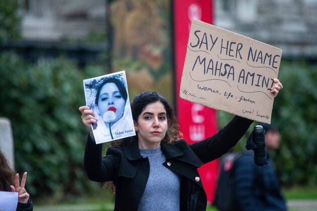 News Themen der Woche KW39 News Bilder des Tages September 27, 2022, London, England, United Kingdom: Protesters stage a demonstration in Trafalgar Square for Mahsa Amini who was killed by morality police in Iran after being detained for breaching hijab wearing laws. London United Kingdom - ZUMAs262 20220927_zip_s262_072 Copyright: xTayfunxSalcix