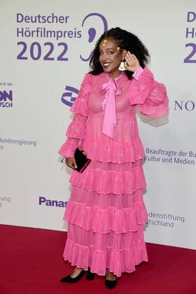 Verleihung des 20. Deutschen Hörfilmpreises Awet Tesfaiesus, Mitglied des Deutschen Bundestages Awet Tesfaiesus ist eine deutsche Politikerin und Rechtsanwältin. Seit 2021 ist Tesfaiesus Mitglied des Deutschen Bundestages für Bündnis 90 Die Grünen. Sie ist damit die erste Schwarze Frau in der Geschichte des Bundestags Verleihung des 20. Deutschen Hörfilmpreises 2022 in cen BOLLE Festsäle am Spree-Bogeni n Berlin am 27.09.2022