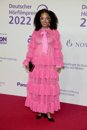 Verleihung des 20. Deutschen Hörfilmpreises Awet Tesfaiesus, Mitglied des Deutschen Bundestages Awet Tesfaiesus ist eine deutsche Politikerin und Rechtsanwältin. Seit 2021 ist Tesfaiesus Mitglied des Deutschen Bundestages für Bündnis 90 Die Grünen. Sie ist damit die erste Schwarze Frau in der Geschichte des Bundestags Verleihung des 20. Deutschen Hörfilmpreises 2022 in cen BOLLE Festsäle am Spree-Bogeni n Berlin am 27.09.2022