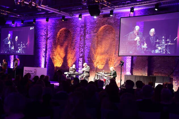 Verleihung des 20. Deutschen Hörfilmpreises Regener Pappik Busch, Band spielt LIve im Saal mit Gästen Verleihung des 20. Deutschen Hörfilmpreises 2022 in cen BOLLE Festsäle am Spree-Bogeni n Berlin am 27.09.2022