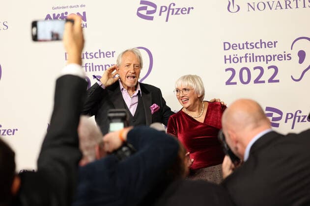 20. Deutsche Hörfilmpreis 2022 Reiner Schöne mit Claudia Roth Verrleihung des 20. Deutschen Hörfilmpreises 2022 in den Bolle Festsäle am Spree-Bogen in Berlin Copyright: xEventpressx