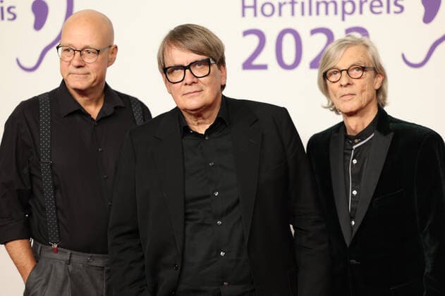 20. Deutsche Hörfilmpreis 2022 Die Band Showact Regener Pappick Busch - Sven Regener , Richard Pappick , Ekki Busch Verrleihung des 20. Deutschen Hörfilmpreises 2022 in den Bolle Festsäle am Spree-Bogen in Berlin Copyright: xEventpressx