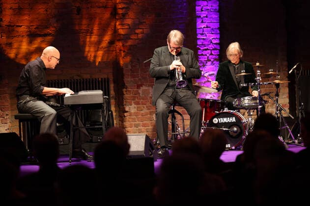 20. Deutsche Hörfilmpreis 2022 Die Band Showact Regener Pappick Busch - Sven Regener , Richard Pappick , Ekki Busch Verrleihung des 20. Deutschen Hörfilmpreises 2022 in den Bolle Festsäle am Spree-Bogen in Berlin Copyright: xEventpressx