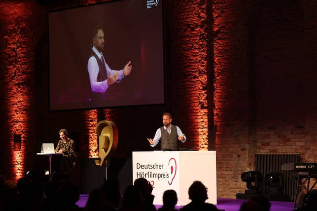 20. Deutsche Hörfilmpreis 2022 Steven Gätjen moderiert den Abend Verrleihung des 20. Deutschen Hörfilmpreises 2022 in den Bolle Festsäle am Spree-Bogen in Berlin Copyright: xEventpressx