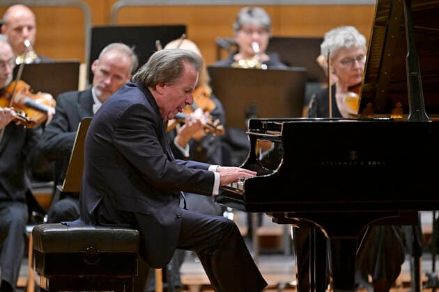 27.09.2022, Internationales Klassikfestival Festival der Nationen 2022 im Kurhaus Bad Wörishofen im Unterallgäu, Rudolf Buchbinder am Klavier, Orchester: Die Deutsche Kammerphilharmonie Bremen 27.09.2022, Klassikfestival Bad Wörishofen 27.09.2022, Klassikfestival Bad Wörishofen