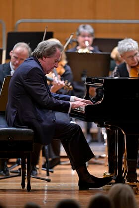 27.09.2022, Internationales Klassikfestival Festival der Nationen 2022 im Kurhaus Bad Wörishofen im Unterallgäu, Rudolf Buchbinder am Klavier, Orchester: Die Deutsche Kammerphilharmonie Bremen 27.09.2022, Klassikfestival Bad Wörishofen 27.09.2022, Klassikfestival Bad Wörishofen