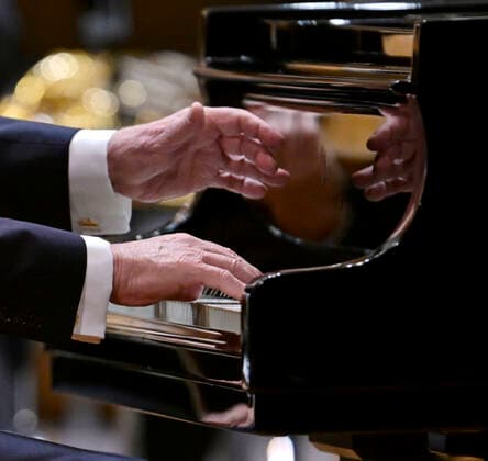 27.09.2022, Internationales Klassikfestival Festival der Nationen 2022 im Kurhaus Bad Wörishofen im Unterallgäu, Rudolf Buchbinder am Klavier, Detail Hände an den Tasten des Steinway-Flügels. 27.09.2022, Klassikfestival Bad Wörishofen 27.09.2022, Klassikfestival Bad Wörishofen