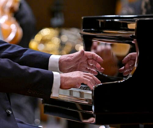 27.09.2022, Internationales Klassikfestival Festival der Nationen 2022 im Kurhaus Bad Wörishofen im Unterallgäu, Rudolf Buchbinder am Klavier, Detail Hände an den Tasten des Steinway-Flügels. 27.09.2022, Klassikfestival Bad Wörishofen 27.09.2022, Klassikfestival Bad Wörishofen