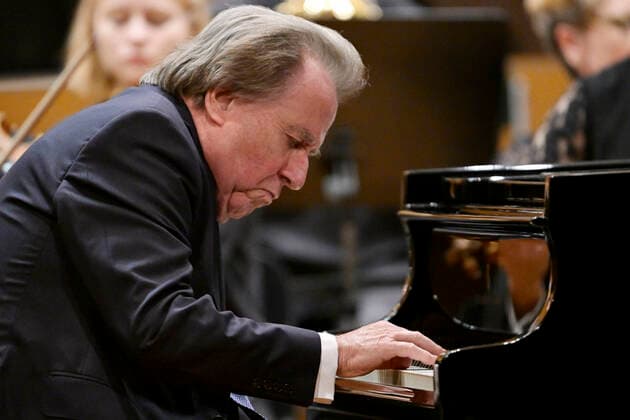 27.09.2022, Internationales Klassikfestival Festival der Nationen 2022 im Kurhaus Bad Wörishofen im Unterallgäu, Rudolf Buchbinder am Klavier, Orchester: Die Deutsche Kammerphilharmonie Bremen 27.09.2022, Klassikfestival Bad Wörishofen 27.09.2022, Klassikfestival Bad Wörishofen