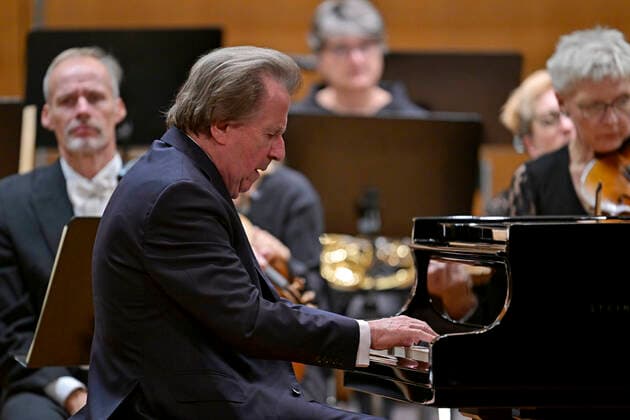 27.09.2022, Internationales Klassikfestival Festival der Nationen 2022 im Kurhaus Bad Wörishofen im Unterallgäu, Rudolf Buchbinder am Klavier, Orchester: Die Deutsche Kammerphilharmonie Bremen 27.09.2022, Klassikfestival Bad Wörishofen 27.09.2022, Klassikfestival Bad Wörishofen
