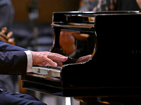 27.09.2022, Internationales Klassikfestival Festival der Nationen 2022 im Kurhaus Bad Wörishofen im Unterallgäu, Rudolf Buchbinder am Klavier, Detail Hände an den Tasten des Steinway-Flügels. 27.09.2022, Klassikfestival Bad Wörishofen 27.09.2022, Klassikfestival Bad Wörishofen