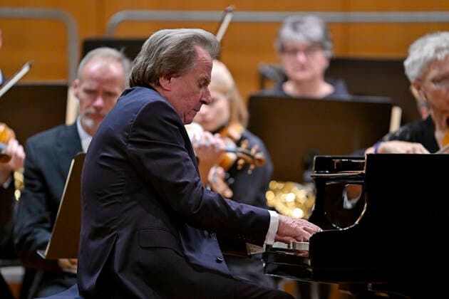 27.09.2022, Internationales Klassikfestival Festival der Nationen 2022 im Kurhaus Bad Wörishofen im Unterallgäu, Rudolf Buchbinder am Klavier, Orchester: Die Deutsche Kammerphilharmonie Bremen 27.09.2022, Klassikfestival Bad Wörishofen 27.09.2022, Klassikfestival Bad Wörishofen