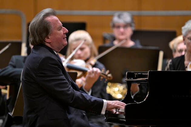 27.09.2022, Internationales Klassikfestival Festival der Nationen 2022 im Kurhaus Bad Wörishofen im Unterallgäu, Rudolf Buchbinder am Klavier, Orchester: Die Deutsche Kammerphilharmonie Bremen 27.09.2022, Klassikfestival Bad Wörishofen 27.09.2022, Klassikfestival Bad Wörishofen