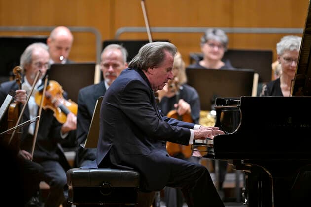 27.09.2022, Internationales Klassikfestival Festival der Nationen 2022 im Kurhaus Bad Wörishofen im Unterallgäu, Rudolf Buchbinder am Klavier, Orchester: Die Deutsche Kammerphilharmonie Bremen 27.09.2022, Klassikfestival Bad Wörishofen 27.09.2022, Klassikfestival Bad Wörishofen