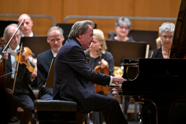 27.09.2022, Internationales Klassikfestival Festival der Nationen 2022 im Kurhaus Bad Wörishofen im Unterallgäu, Rudolf Buchbinder am Klavier, Orchester: Die Deutsche Kammerphilharmonie Bremen 27.09.2022, Klassikfestival Bad Wörishofen 27.09.2022, Klassikfestival Bad Wörishofen