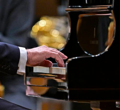 Entertainment Bilder des Tages 27.09.2022, Internationales Klassikfestival Festival der Nationen 2022 im Kurhaus Bad Wörishofen im Unterallgäu, Rudolf Buchbinder am Klavier, Detail Hände an den Tasten des Steinway-Flügels. 27.09.2022, Klassikfestival Bad Wörishofen 27.09.2022, Klassikfestival Bad Wörishofen