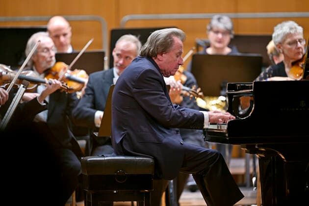 27.09.2022, Internationales Klassikfestival Festival der Nationen 2022 im Kurhaus Bad Wörishofen im Unterallgäu, Rudolf Buchbinder am Klavier, Orchester: Die Deutsche Kammerphilharmonie Bremen 27.09.2022, Klassikfestival Bad Wörishofen 27.09.2022, Klassikfestival Bad Wörishofen