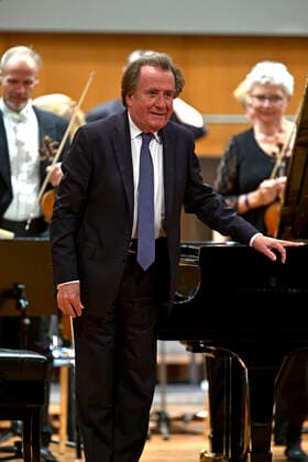 27.09.2022, Internationales Klassikfestival Festival der Nationen 2022 im Kurhaus Bad Wörishofen im Unterallgäu, Rudolf Buchbinder am Klavier, Orchester: Die Deutsche Kammerphilharmonie Bremen 27.09.2022, Klassikfestival Bad Wörishofen 27.09.2022, Klassikfestival Bad Wörishofen