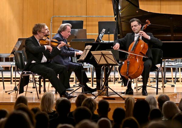 27.09.2022, Internationales Klassikfestival Festival der Nationen 2022 im Kurhaus Bad Wörishofen im Unterallgäu, Rudolf Buchbinder am Klavier, Orchester: Die Deutsche Kammerphilharmonie Bremen 27.09.2022, Klassikfestival Bad Wörishofen 27.09.2022, Klassikfestival Bad Wörishofen