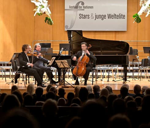27.09.2022, Internationales Klassikfestival Festival der Nationen 2022 im Kurhaus Bad Wörishofen im Unterallgäu, Rudolf Buchbinder am Klavier, Orchester: Die Deutsche Kammerphilharmonie Bremen 27.09.2022, Klassikfestival Bad Wörishofen 27.09.2022, Klassikfestival Bad Wörishofen