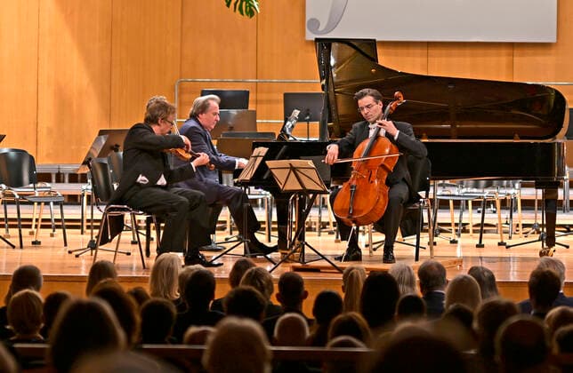 27.09.2022, Internationales Klassikfestival Festival der Nationen 2022 im Kurhaus Bad Wörishofen im Unterallgäu, Rudolf Buchbinder am Klavier, Orchester: Die Deutsche Kammerphilharmonie Bremen 27.09.2022, Klassikfestival Bad Wörishofen 27.09.2022, Klassikfestival Bad Wörishofen