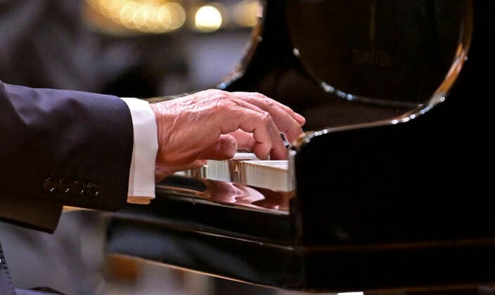 27.09.2022, Internationales Klassikfestival Festival der Nationen 2022 im Kurhaus Bad Wörishofen im Unterallgäu, Rudolf Buchbinder am Klavier, Detail Hände an den Tasten des Steinway-Flügels. 27.09.2022, Klassikfestival Bad Wörishofen 27.09.2022, Klassikfestival Bad Wörishofen