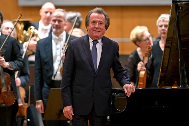 27.09.2022, Internationales Klassikfestival Festival der Nationen 2022 im Kurhaus Bad Wörishofen im Unterallgäu, Rudolf Buchbinder am Klavier, Orchester: Die Deutsche Kammerphilharmonie Bremen 27.09.2022, Klassikfestival Bad Wörishofen 27.09.2022, Klassikfestival Bad Wörishofen