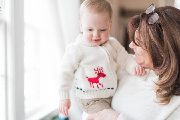 Grandmother holds 1-2 year old grandson at Christmas. Riverdale Park, Maryland, United States CR_HAIT220927-1045051-01 ,model released, Symbolfoto