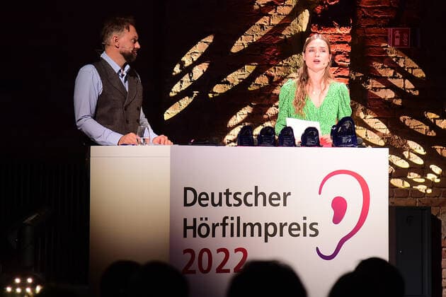 Verleihung des 20. Deutschen Hörfilmpreises Steven Gätjen, Josephin Busch , Laudatorin Verleihung des 20. Deutschen Hörfilmpreises 2022 in den BOLLE Festsäle am Spree-Bogen in Berlin am 27.09.2022